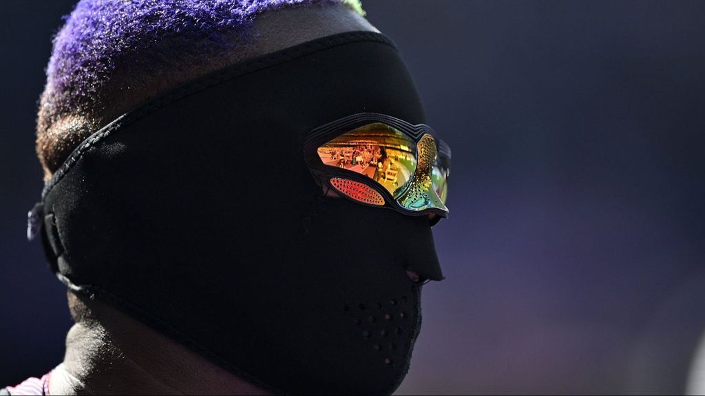 La atleta Raven Saunders con un pasamontañas y unas gafas de sol