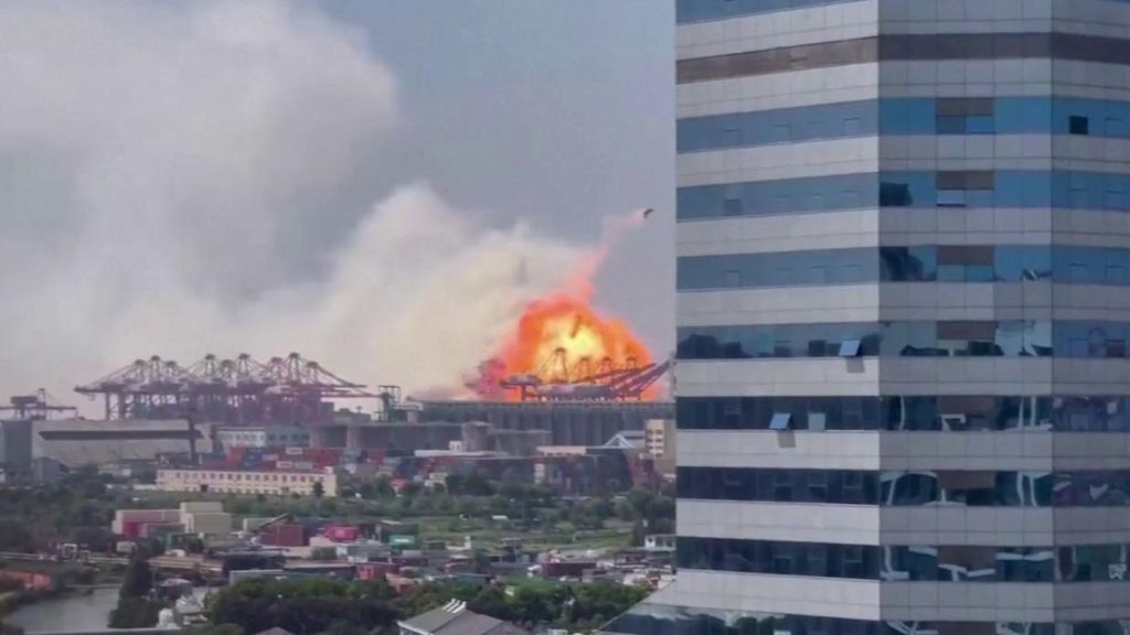 Las imágenes de la enorme explosión en un buque de carga en el puerto de Ningbo-Zhoushan, en China