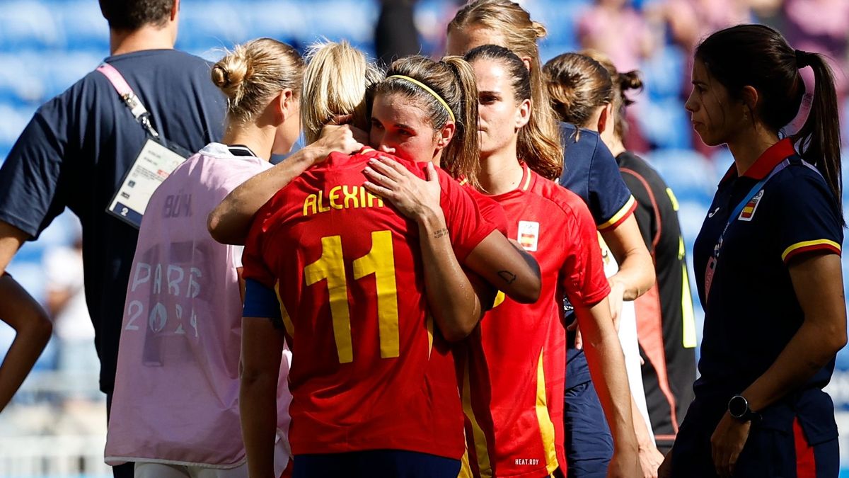 Las jugadoras de la selección femenina de fútbol reaccionan tras ser derrotadas por Alemania en el partido por la medalla de bronce por los Juegos Olímpicos de París 2024