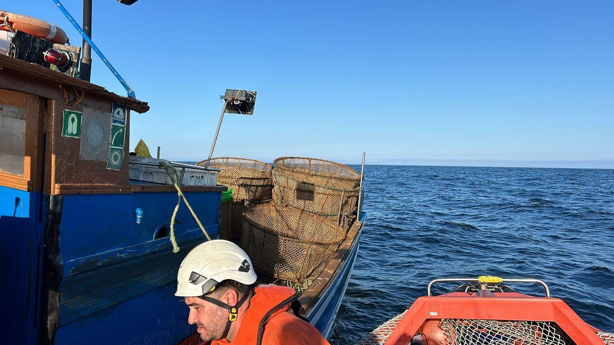 Rescatados los tres tripulantes de un pesquero hundido al sur de Cabo Fisterra