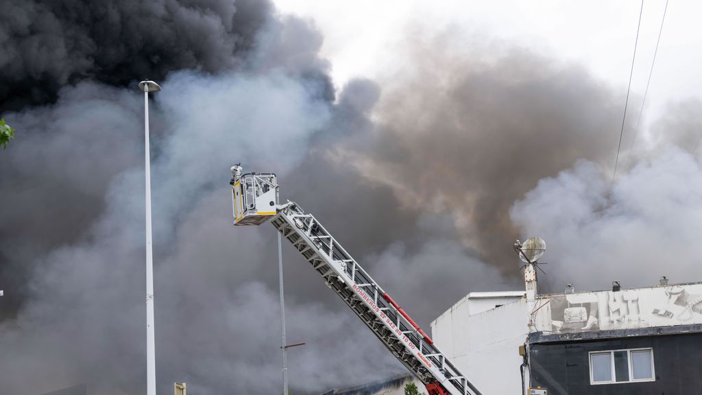 Un incendio devora la nave de un bazar oriental en Campuzano (Torrelavega) sin víctimas