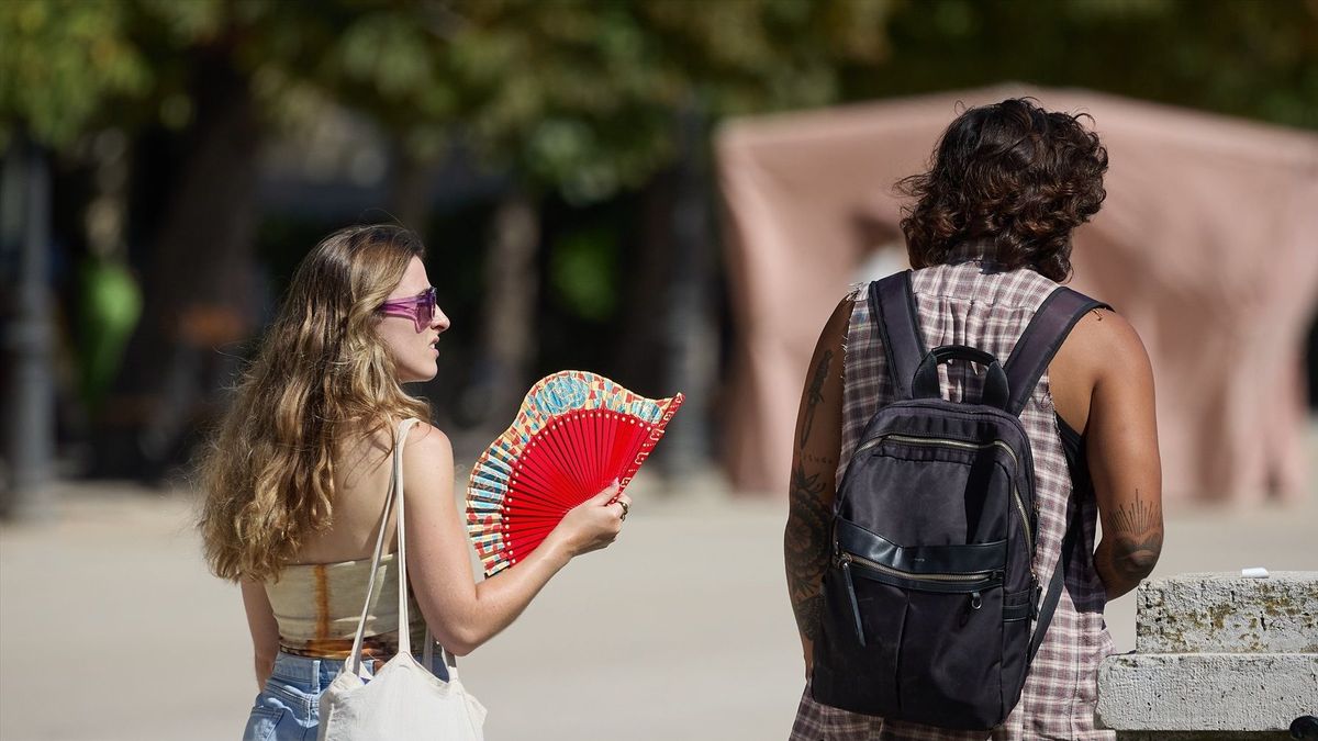 Una mujer se abanica ante las altas temperaturas de España que se espera que aumenten durante el fin de semana