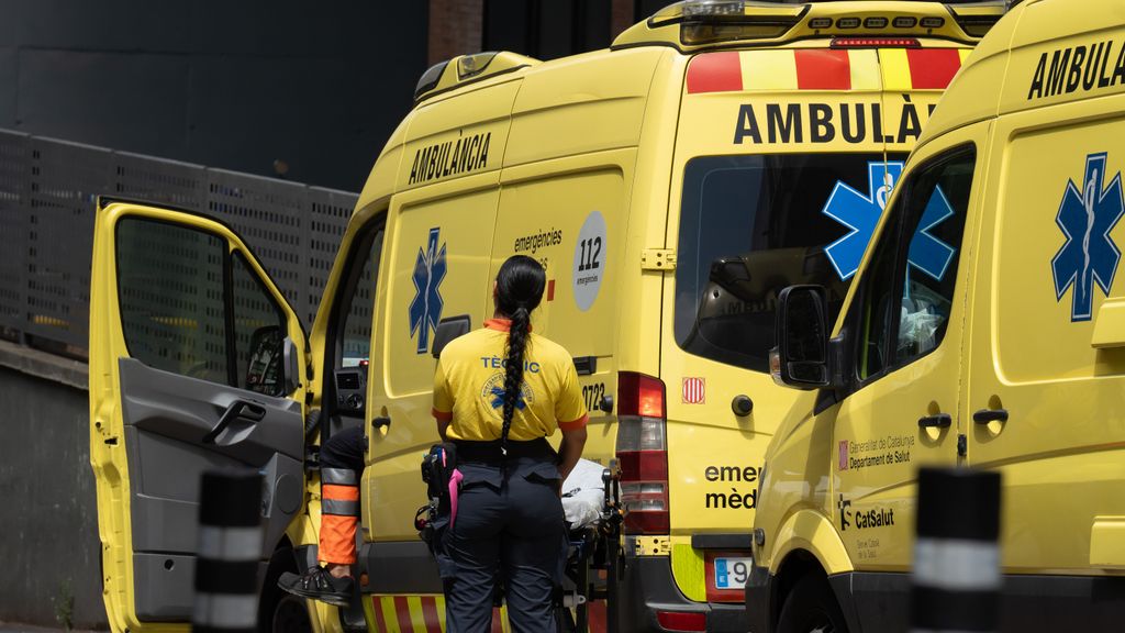 Unos sanitarios trabajan en una ambulancia