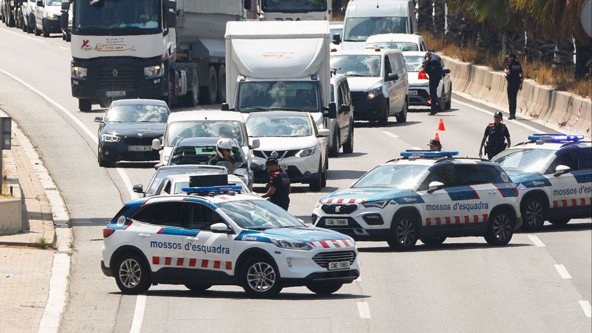 Vehículos de Mossos d'Esquadra este jueves en Barcelona en medio de la operación Jaula para intentar detener a Carles Puigdemont