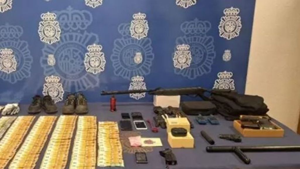 Armas y dienero en efectivo incautados