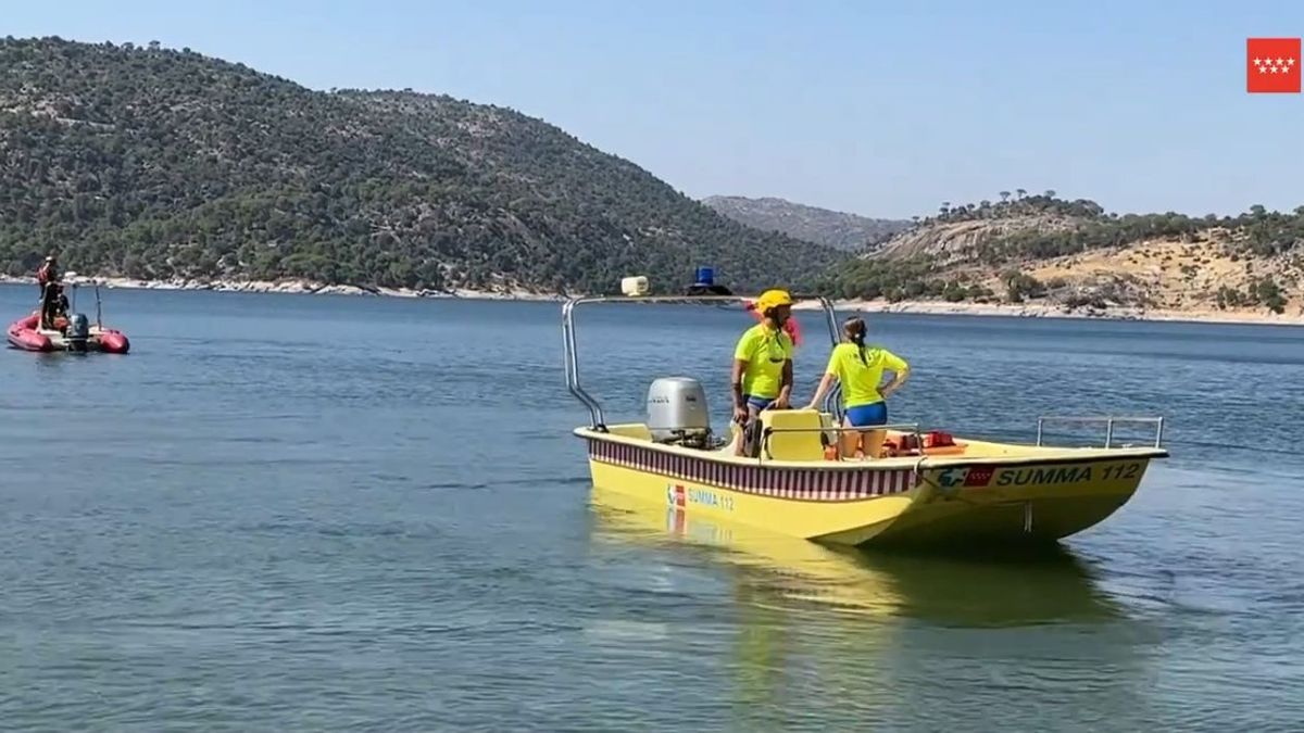 Barcos trabajando en la búsqueda de un bañista en el pantano de San Juan