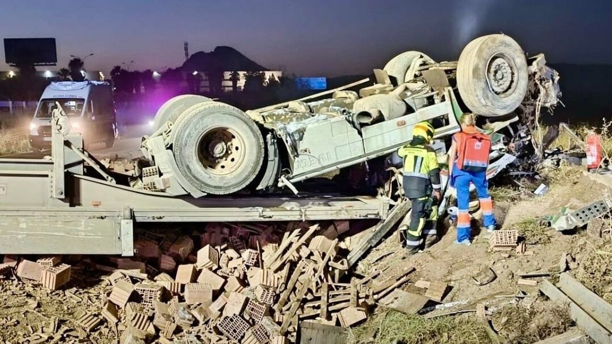 Camión volcado en Antequera en un accidente mortal