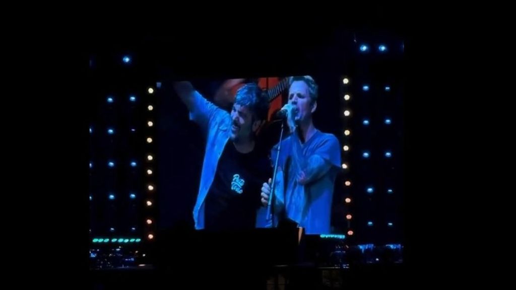 Dani Martin reaparece en el concierto de Estopa cantando el mítico tema 'Fuente de Energía'