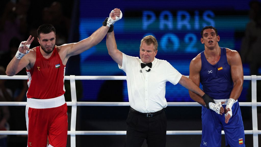 El boxeador español Ayoub Ghadfa cae ante Bakhodir Jalolov y se queda con la plata