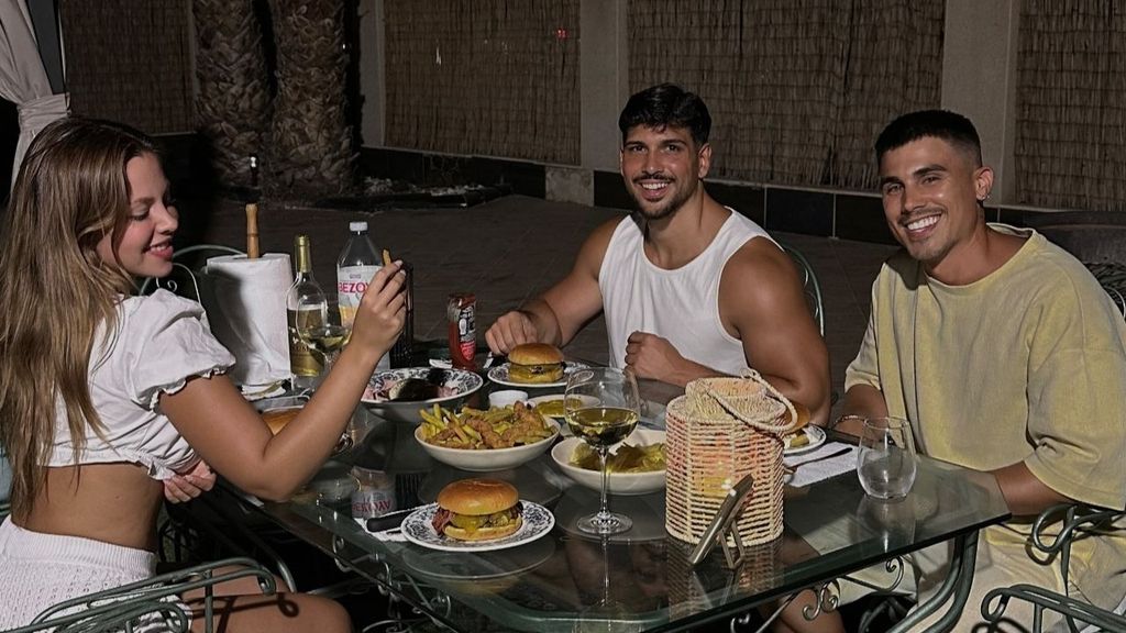 Imagen compartida por Laura Casabela de su cena con Sandra Férriz y Darío Sellés