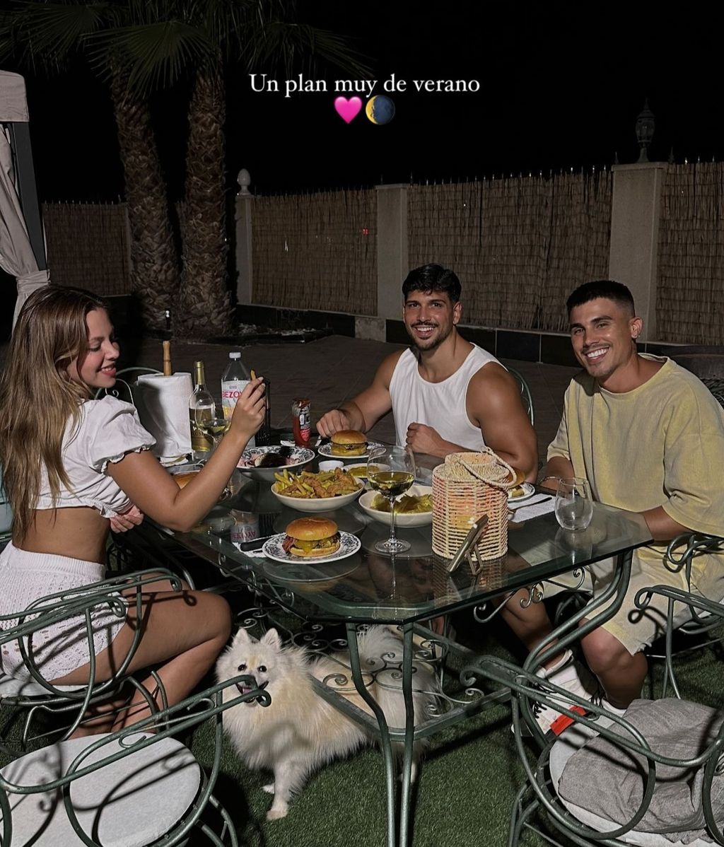 Imagen compartida por Laura Casabela de su cena con Sandra Férriz y Darío Sellés