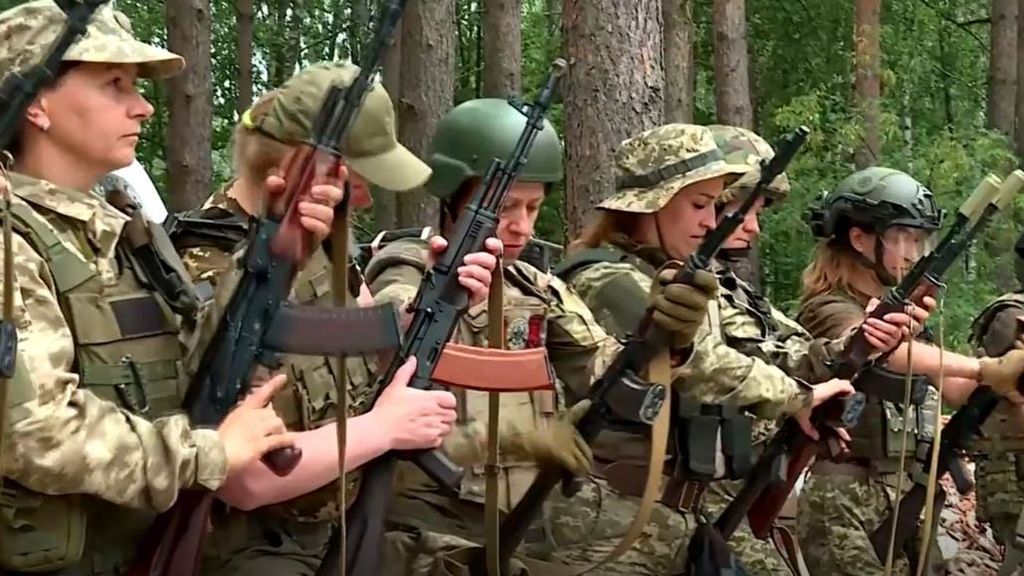 Las Brujas de Bucha, las mujeres ucranianas que se unen a la formación militar voluntaria para defenderse de la invasión rusa