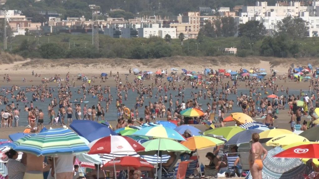 Protesta contra la masificación en Cádiz: "Mires donde mires sólo ves guiris"