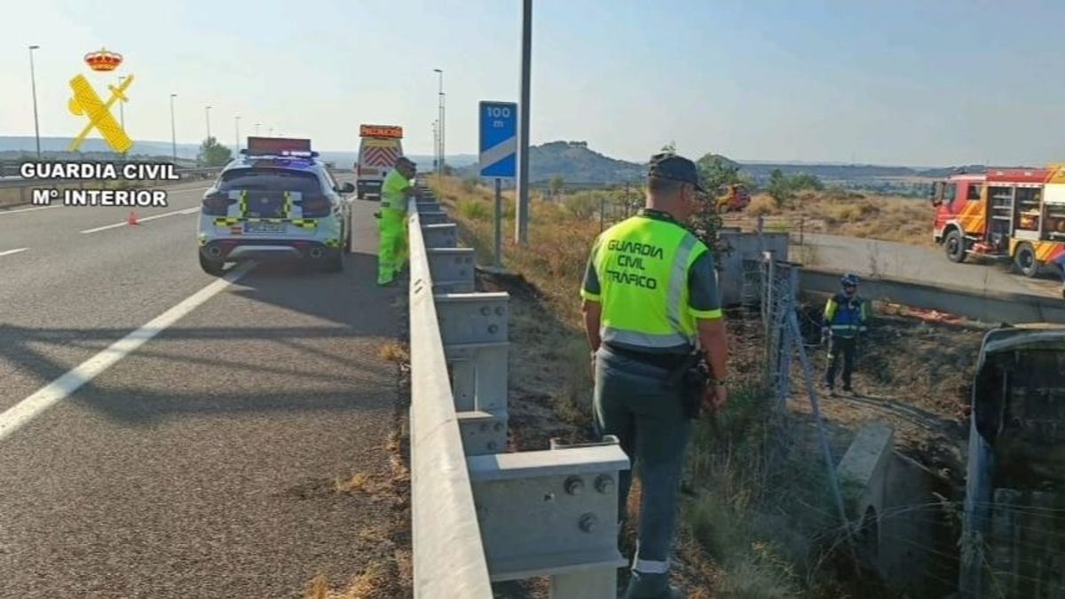 Agentes de la Guardia Civil y Bomberos junto al vehículo accidentado este domingo en Castejón del Puente (Huesca)