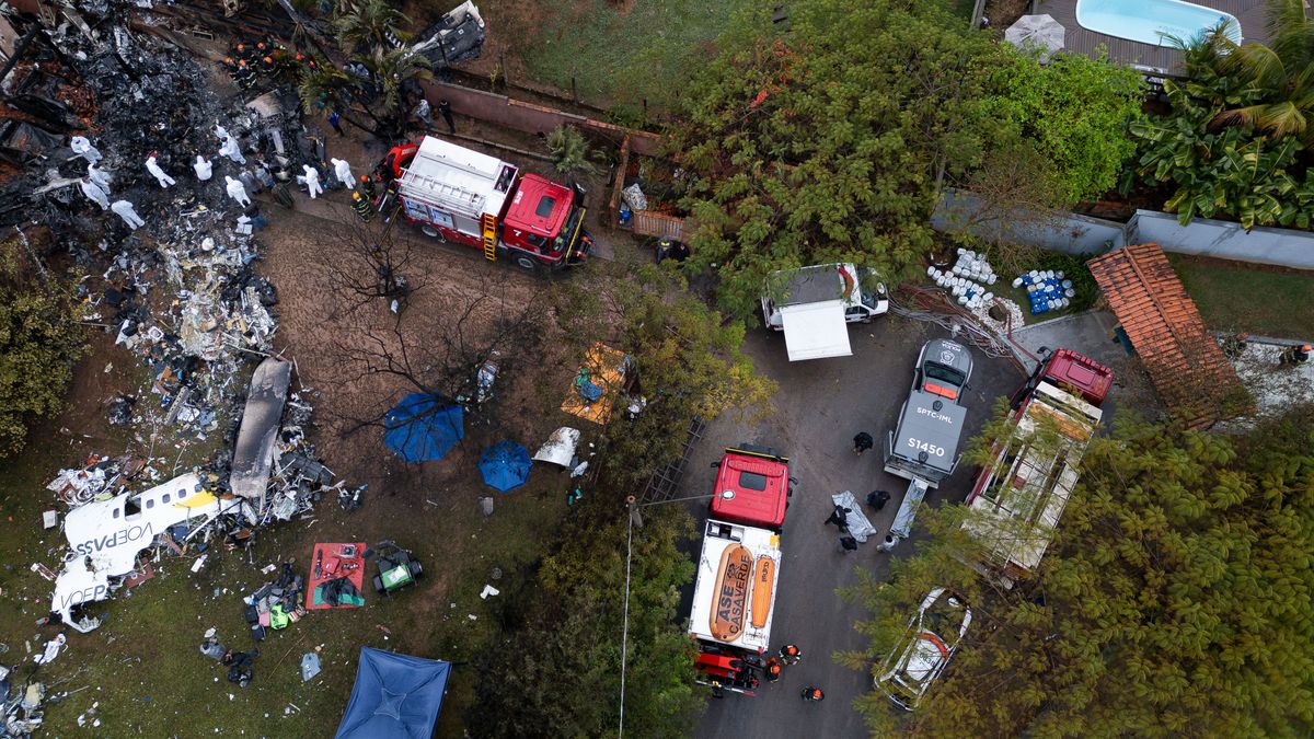 Agentes de policía científica de Brasil trabajando este sábado, en los restos del fuselaje del avión de la aerolínea Voepass