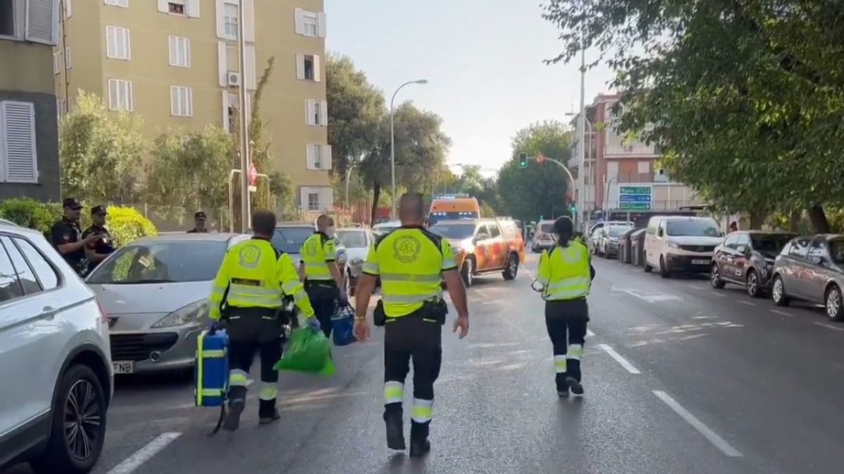 Varios sanitarios en el distrito de Latina en Madrid