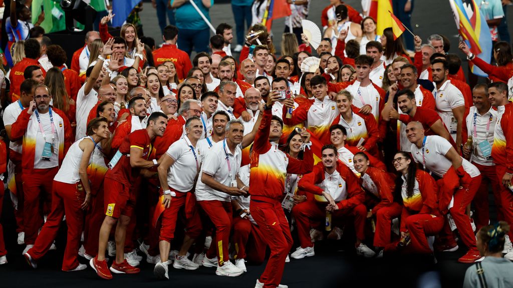 Atletas españoles en la ceremonia de clausura de los Juegos Olímpicos de París 2024