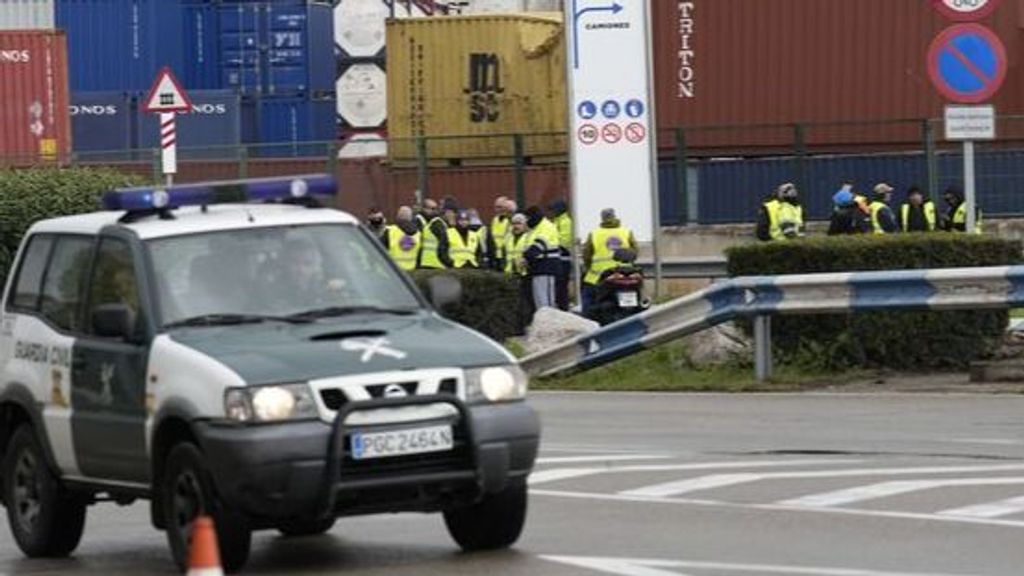 Coche de la Guardia Civil en el puerto de Barcelona