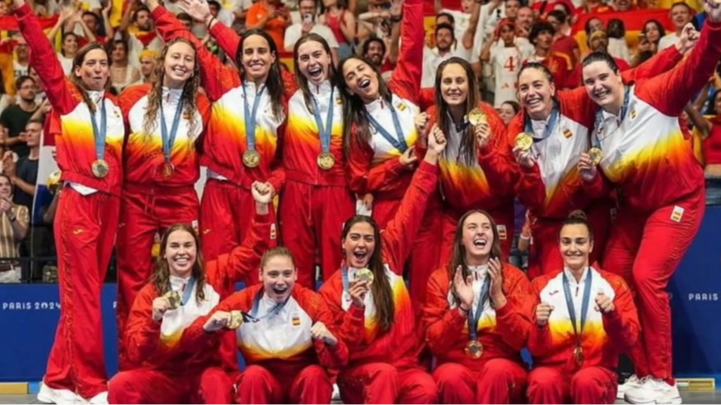 Las jugadoras de waterpolo femenino ganan el oro