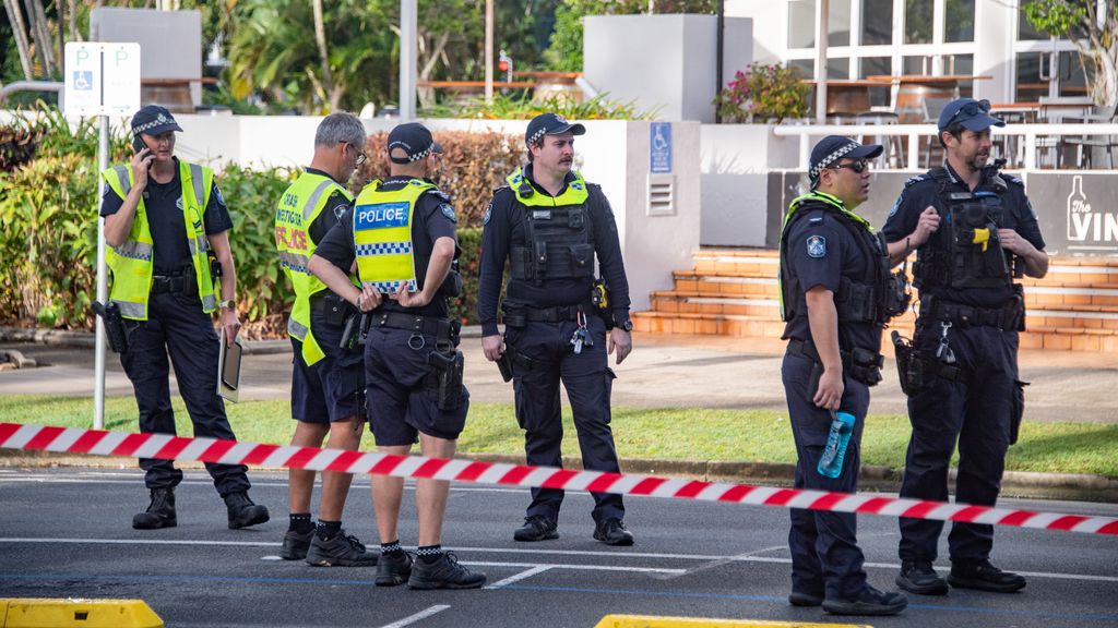 Los servicios de emergencia, en las inmediaciones del hotel en Queensland, Australia, donde se ha estrellado el helicóptero