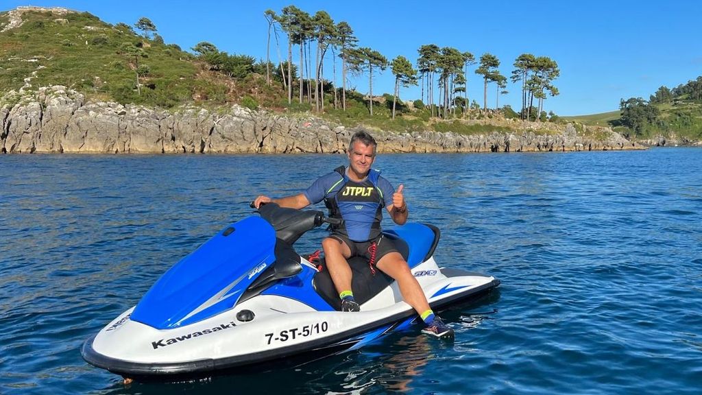 Luis Naranjo posa en su moto de agua