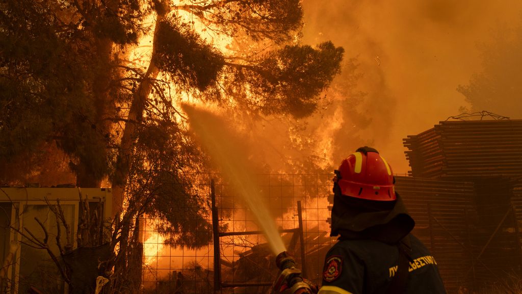 Más de 40.000 evacuados y 10.000 hectáreas quemadas en el incendio forestal que amenaza Atenas