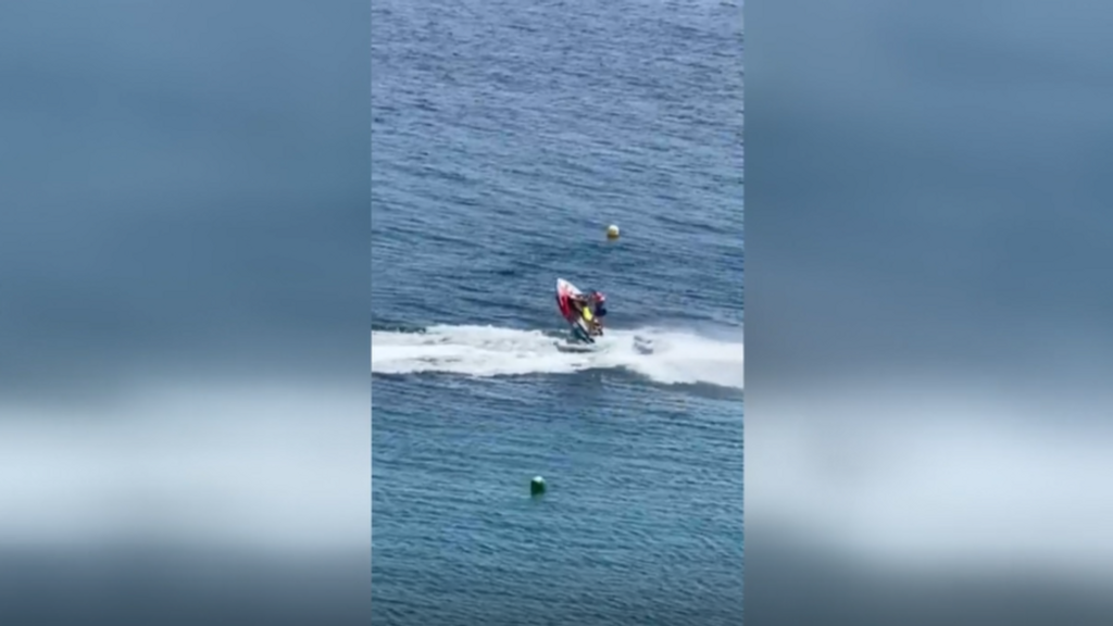 La invasión de motos de aguas en las playas harta a los vecinos y bañistas: “Pasan a toda pastilla”