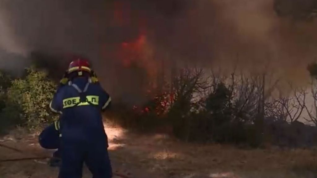 Dos incendios forestales amenazan a Atenas: cientos de evacuados y humo sobre el Partenon