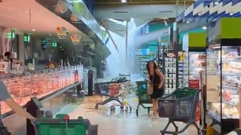 Las fuertes tormentas por la DANA provocan el derrumbe del techo de un supermercado en Ontinyent