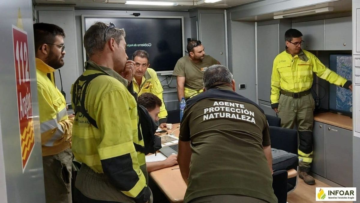 El director de extinción, Alfredo Ferrán, organiza los medios que trabajan en el incendio forestal de Corbalán desde el puesto de mando avanzado