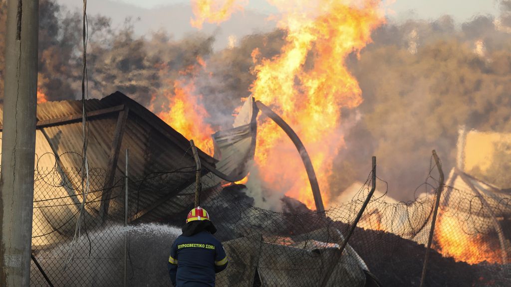 El fuego avanza sin control en la zona norte de Atenas