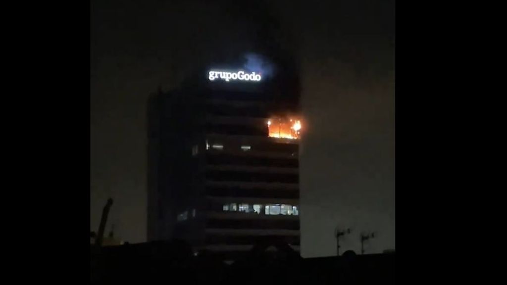 Incendio en la Torre Grup Godó de Barcelona: el fuego, ya extinguido, se ha producido en la planta 20