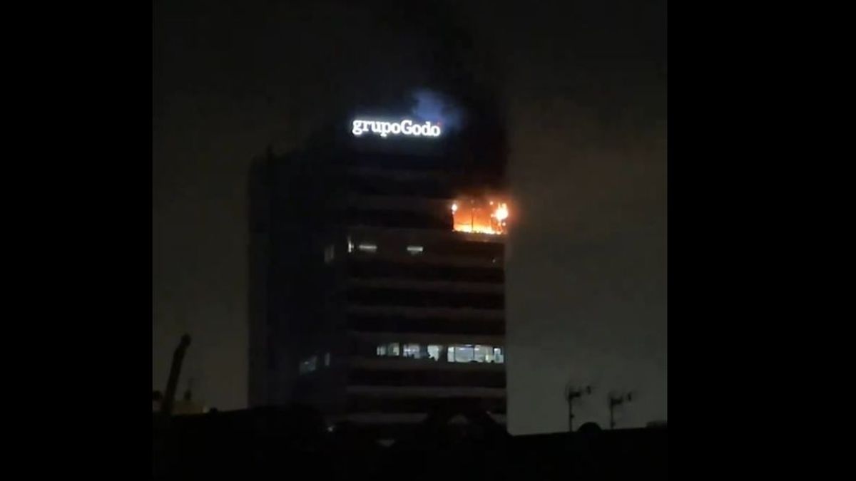 Incendio en la Torre Grup Godó de Barcelona: el fuego, ya extinguido, se ha producido en la planta 20