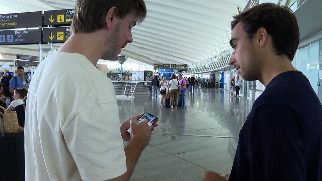 Iñigo Merino, a la derecha de la imagen, y Pol Quintana, los creadores de la aplicación Wingle.