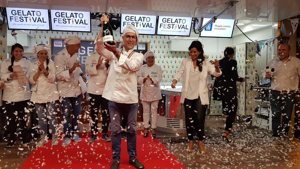 Maurizio Melani, de Véneta Helados (Valencia y Madrid), recogiendo uno de sus premios.