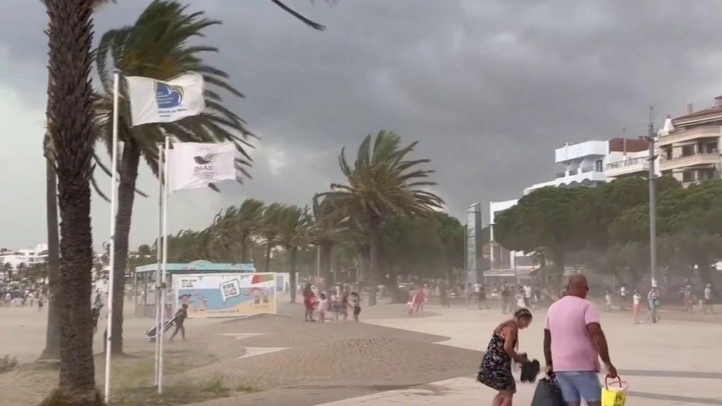 Una violenta tormenta de viento, agua y granizo sorprende la Costa Brava