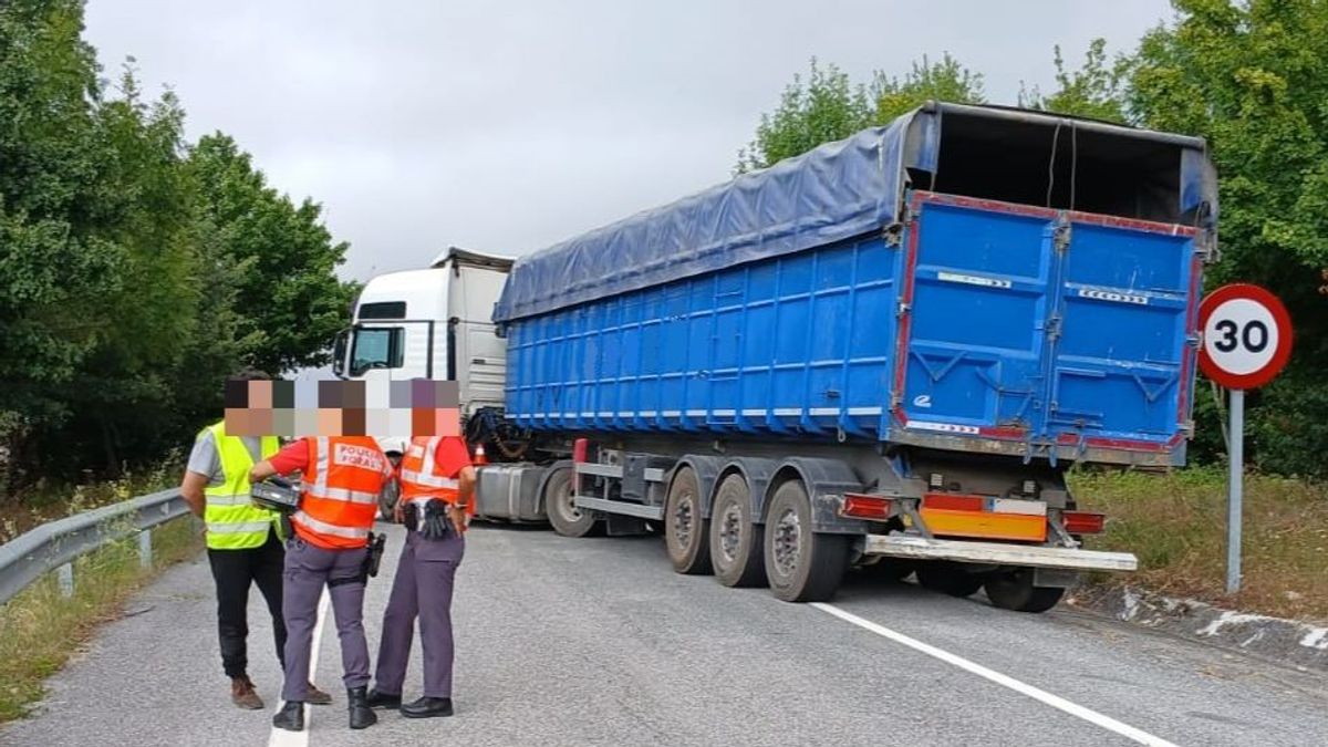 Un hombre deja el camión en mitad de la carretera, septuplica la tasa de alcohol e invita a cerveza a la Policía en Navarra