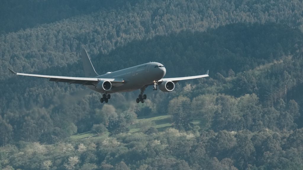 Una aeronave aproximándose al aeropuerto de Loiu