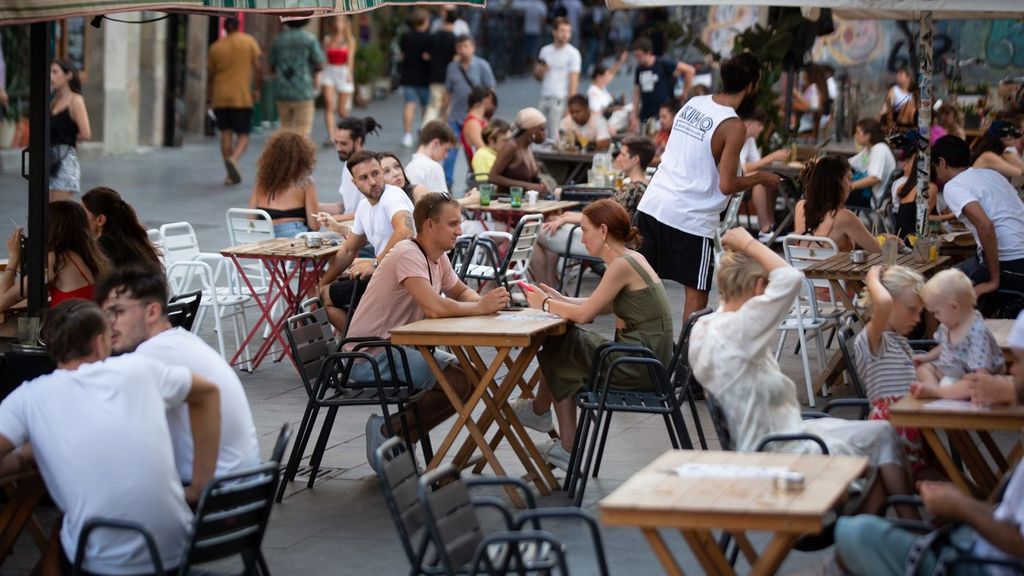 Varias personas sentadas en terrazas de Ciutat Vella