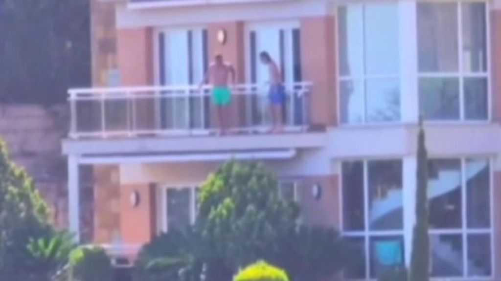 Lloret de Mar multa a cuatro jóvenes por hacer balconing y presiona a los pisos turísticos