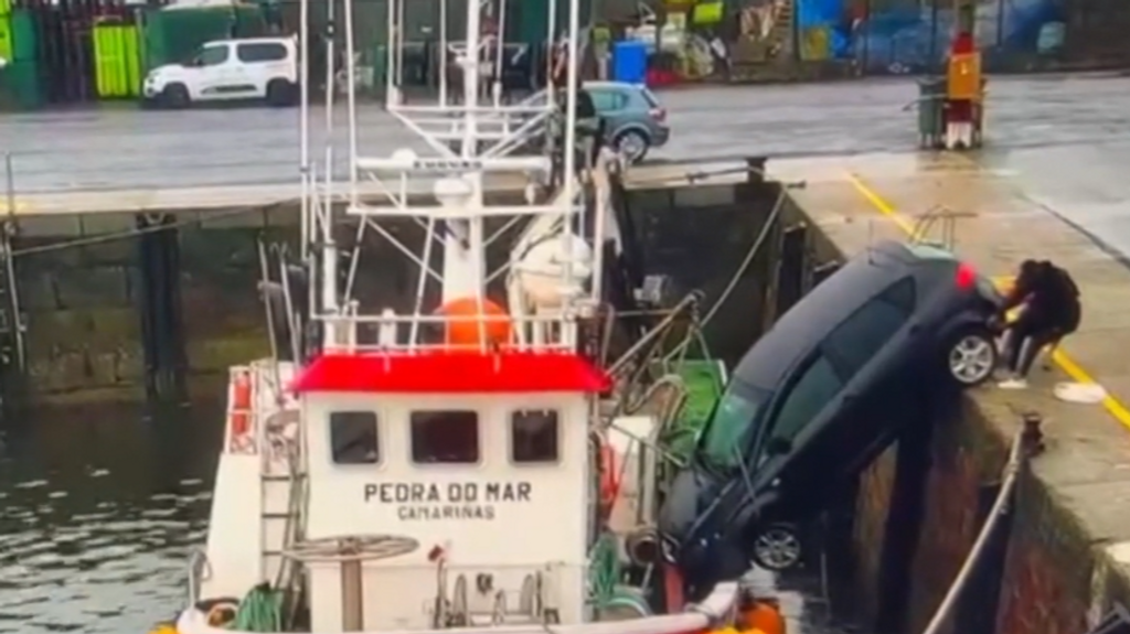 Un coche cae al mar en el puerto de Camariñas, en A Coruña: impactó contra un barco, pero se hundió