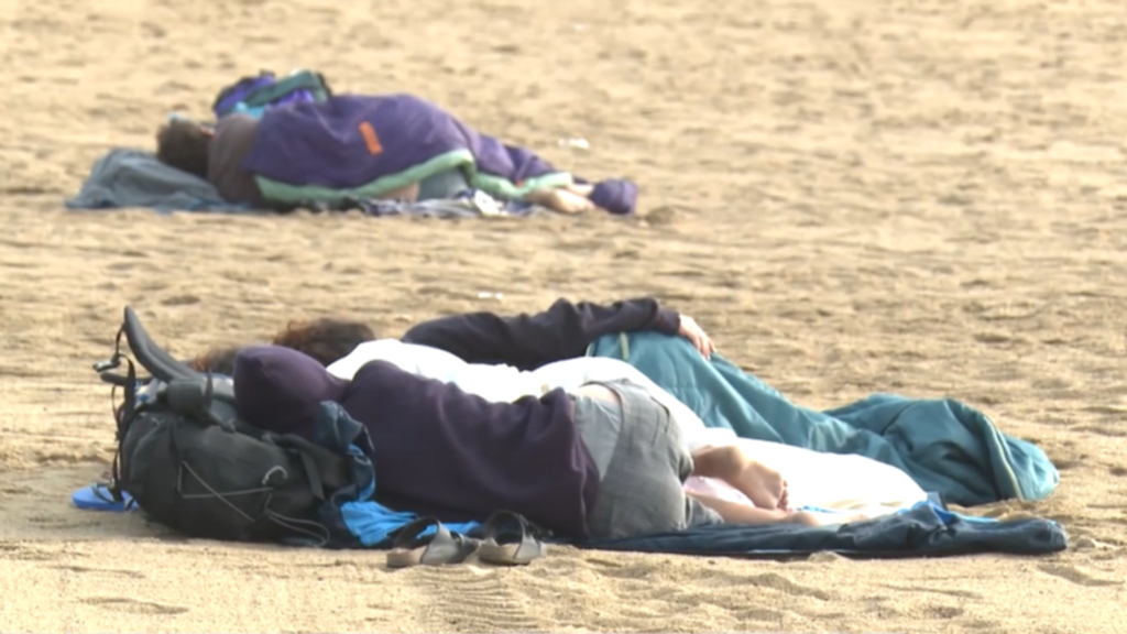 Dormir en la playa para ahorrarse el hotel, la moda del turismo ‘low cost’: “Hay mucho riesgo de que te roben”