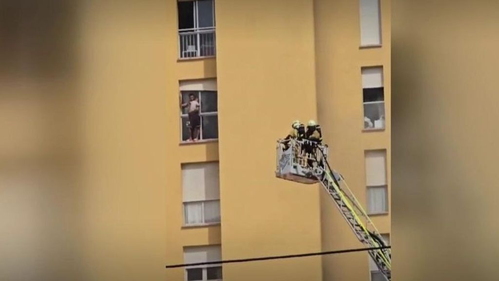 El agónico rescate de un padre y su bebé en un edificio en llamas de Palma