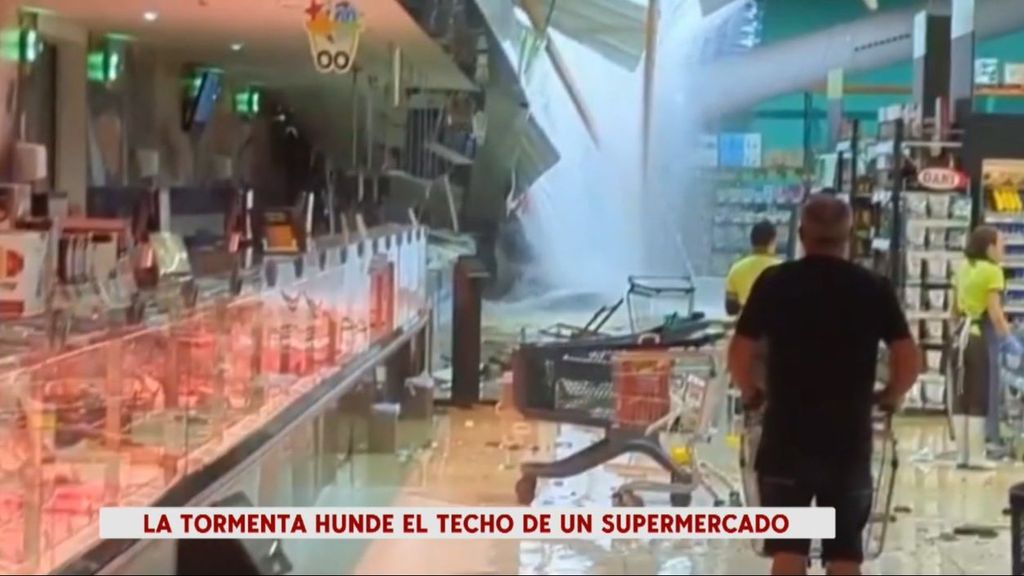 El techo de un supermercado se viene abajo en Ontinyent por las fuertes lluvias