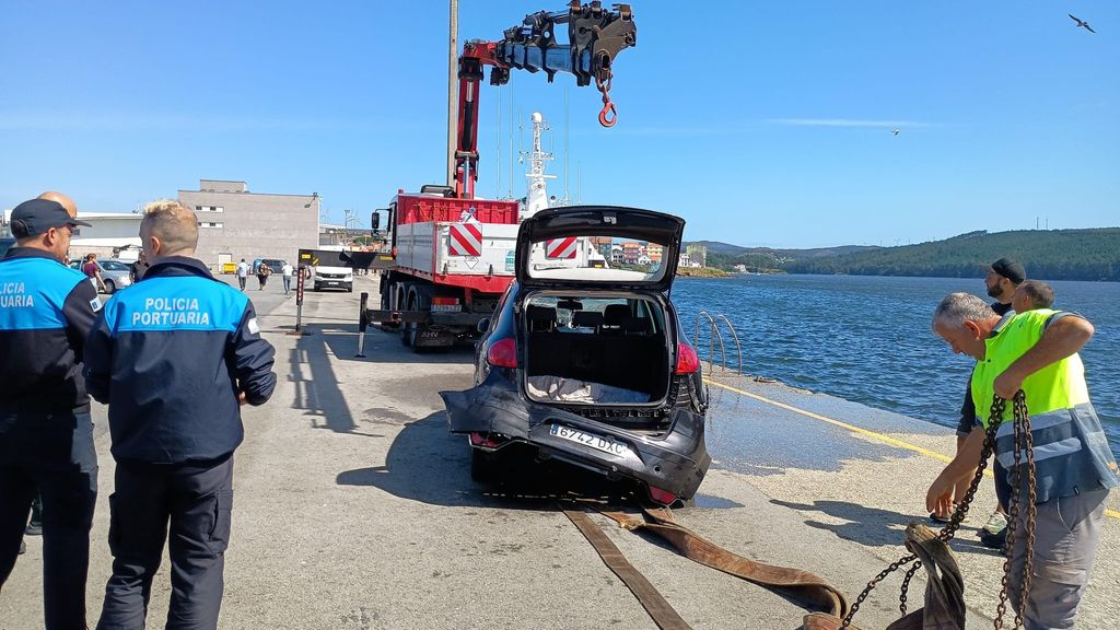 El vehículo fue retirado del mar este miércoles ante la atenta mirada de su propietario y personal del muelle