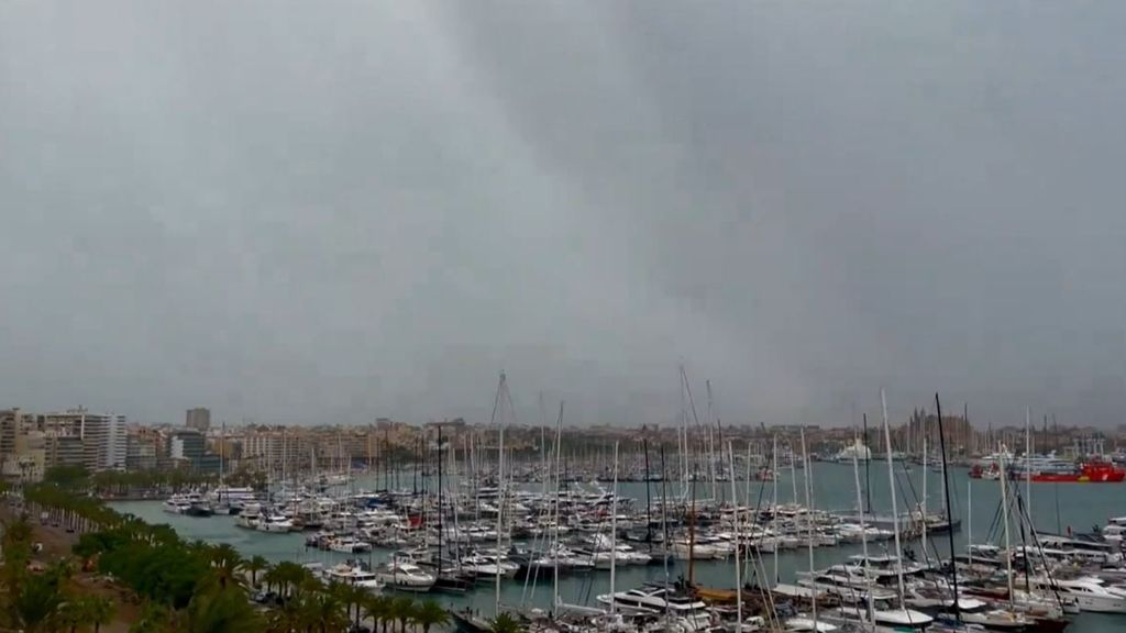 Fuertes rachas de viento destrozan yates e infraestructuras en una Baleares en alerta roja: el pescador perdido, localizado vivo