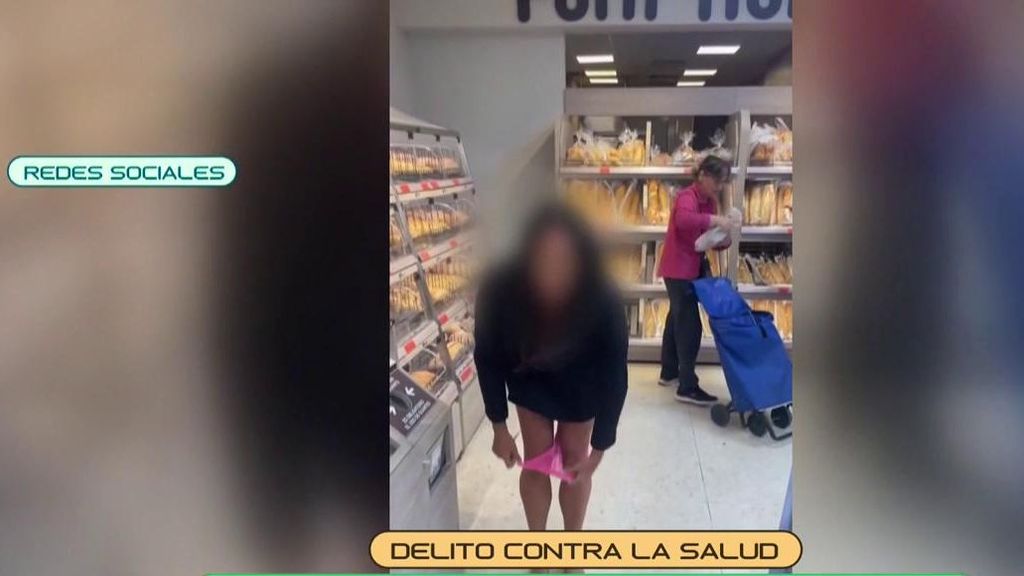 La influencer se quita las bragas para dejarlas en la zona del pan de un supermercado