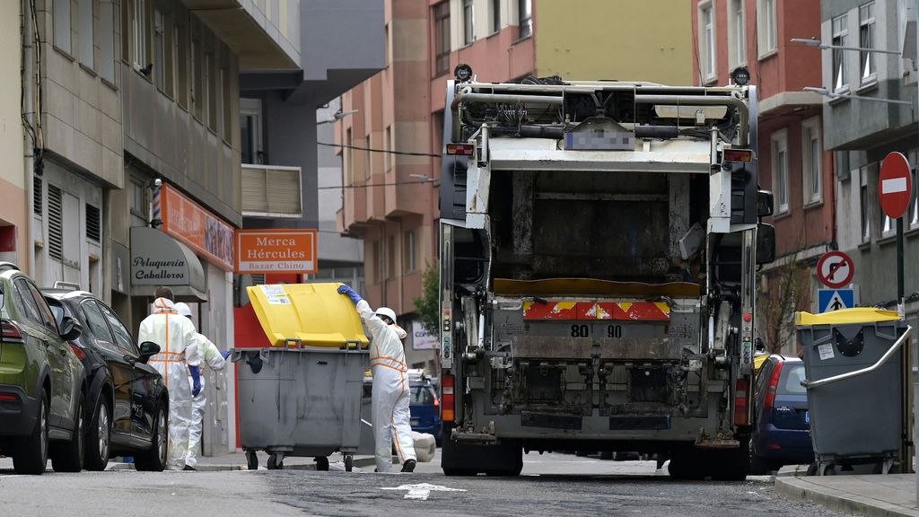 Operativo de limpieza durante una emergencia sanitaria por la basura acumulada en A Coruña durante la huelga