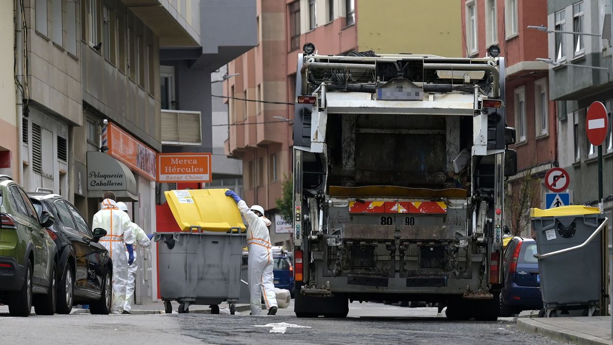 Operativo de limpieza durante una emergencia sanitaria por la basura acumulada en A Coruña durante la huelga