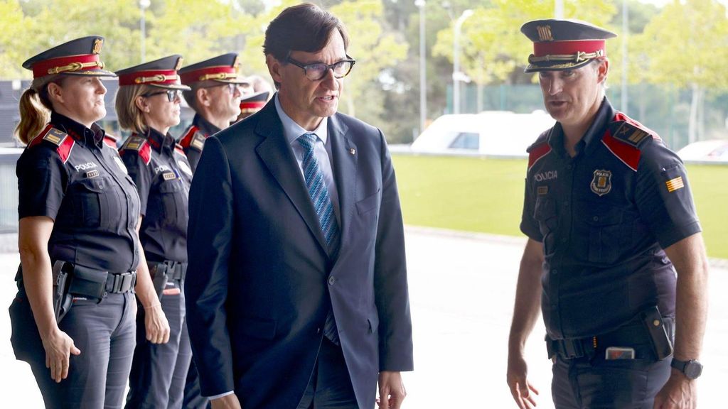 Primera visita institucional de Salvador Illa al cuartel de los Mossos tras la crisis reputacional del cuerpo